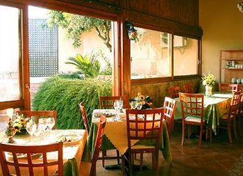Oasis Aparthotel 3*